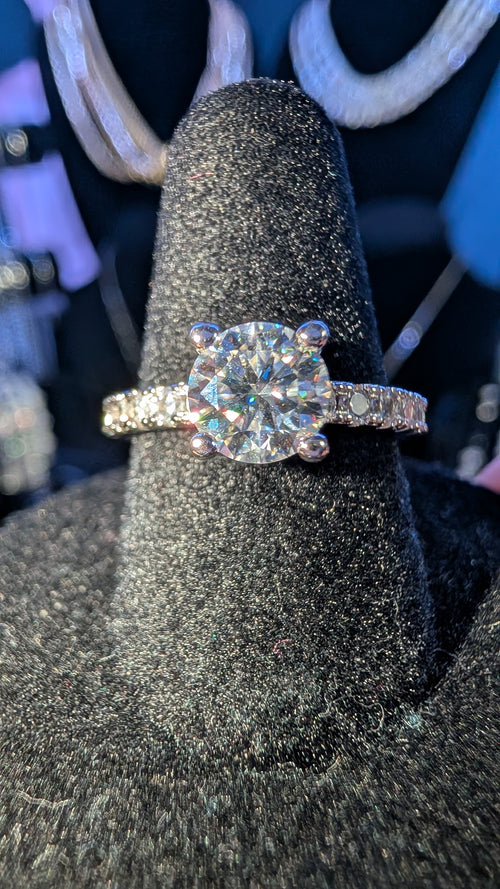 A round-cut solitaire engagement ring with a sparkling silver s925